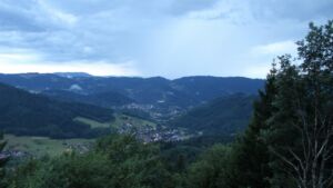 Dieses Bild zeigt eine Webcam-Aufnahme vom Achertal, aufgenommen am Freitag, den 17.07.2026 um 21:20 Uhr. Die Temperatur betrug 15.8°C.