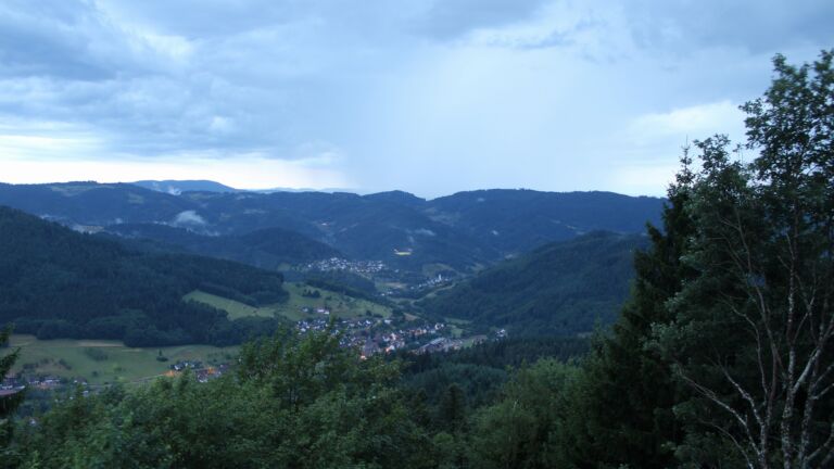 Dieses Bild zeigt eine Webcam-Aufnahme vom Achertal, aufgenommen am Freitag, den 17.07.2026 um 21:20 Uhr. Die Temperatur betrug 15.8°C.