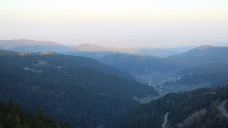 Dieses Bild zeigt eine Webcam-Aufnahme vom Achertal, aufgenommen am Freitag, den 20.03.2026 um 07:00 Uhr. Die Temperatur betrug 2.4°C.