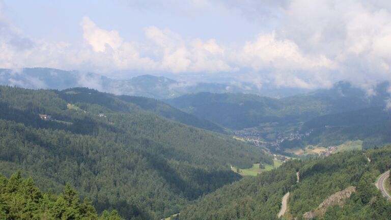 Dieses Bild zeigt eine Webcam-Aufnahme vom Achertal, aufgenommen am Montag, den 16.06.2025 um 10:20 Uhr. Die Temperatur betrug 13°C.