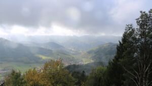 Dieses Bild zeigt eine Webcam-Aufnahme vom Achertal, aufgenommen am Mittwoch, den 28.10.2026 um 12:00 Uhr. Die Temperatur betrug 8.7°C.