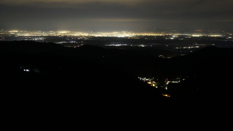 Dieses Bild zeigt eine Webcam-Aufnahme vom Achertal, aufgenommen am Samstag, den 01.11.2025 um 02:00 Uhr. Die Temperatur betrug 11.6°C.
