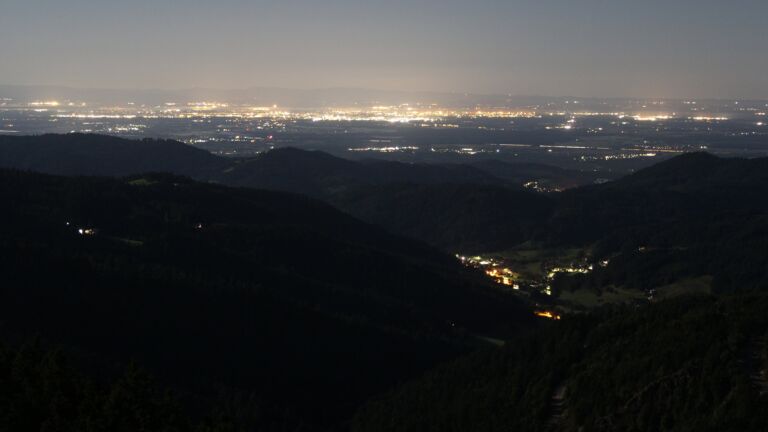 Dieses Bild zeigt eine Webcam-Aufnahme vom Achertal, aufgenommen am Samstag, den 06.09.2025 um 01:30 Uhr. Die Temperatur betrug 10.8°C.