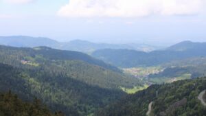 Dieses Bild zeigt eine Webcam-Aufnahme vom Achertal, aufgenommen am Freitag, den 08.05.2026 um 13:00 Uhr. Die Temperatur betrug 12.2°C.