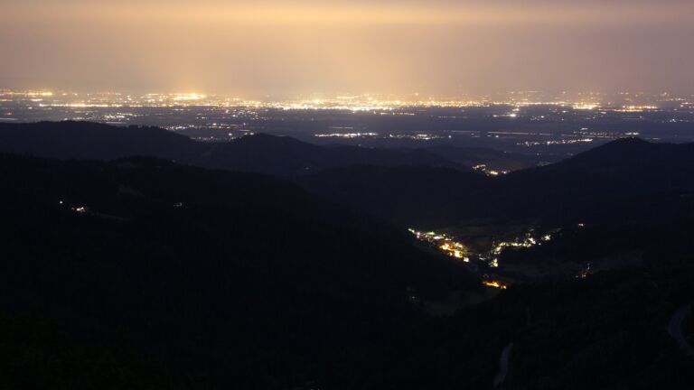Dieses Bild zeigt eine Webcam-Aufnahme vom Achertal, aufgenommen am Donnerstag, den 05.06.2025 um 22:40 Uhr. Die Temperatur betrug 12°C.