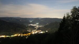Dieses Bild zeigt eine Webcam-Aufnahme vom Achertal, aufgenommen am Dienstag, den 29.09.2026 um 21:30 Uhr. Die Temperatur betrug 21.5°C.