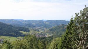 Dieses Bild zeigt eine Webcam-Aufnahme vom Achertal, aufgenommen am Montag, den 07.09.2026 um 12:20 Uhr. Die Temperatur betrug 28.1°C.