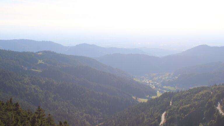 Dieses Bild zeigt eine Webcam-Aufnahme vom Achertal, aufgenommen am Freitag, den 18.07.2025 um 19:30 Uhr. Die Temperatur betrug 21°C.