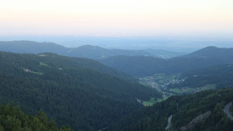 Dieses Bild zeigt eine Webcam-Aufnahme vom Achertal, aufgenommen am Montag, den 18.08.2025 um 06:40 Uhr. Die Temperatur betrug 13°C.