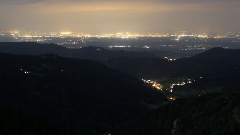 Dieses Bild zeigt eine Webcam-Aufnahme vom Achertal, aufgenommen am Mittwoch, den 07.05.2025 um 22:30 Uhr. Die Temperatur betrug 5.2°C.