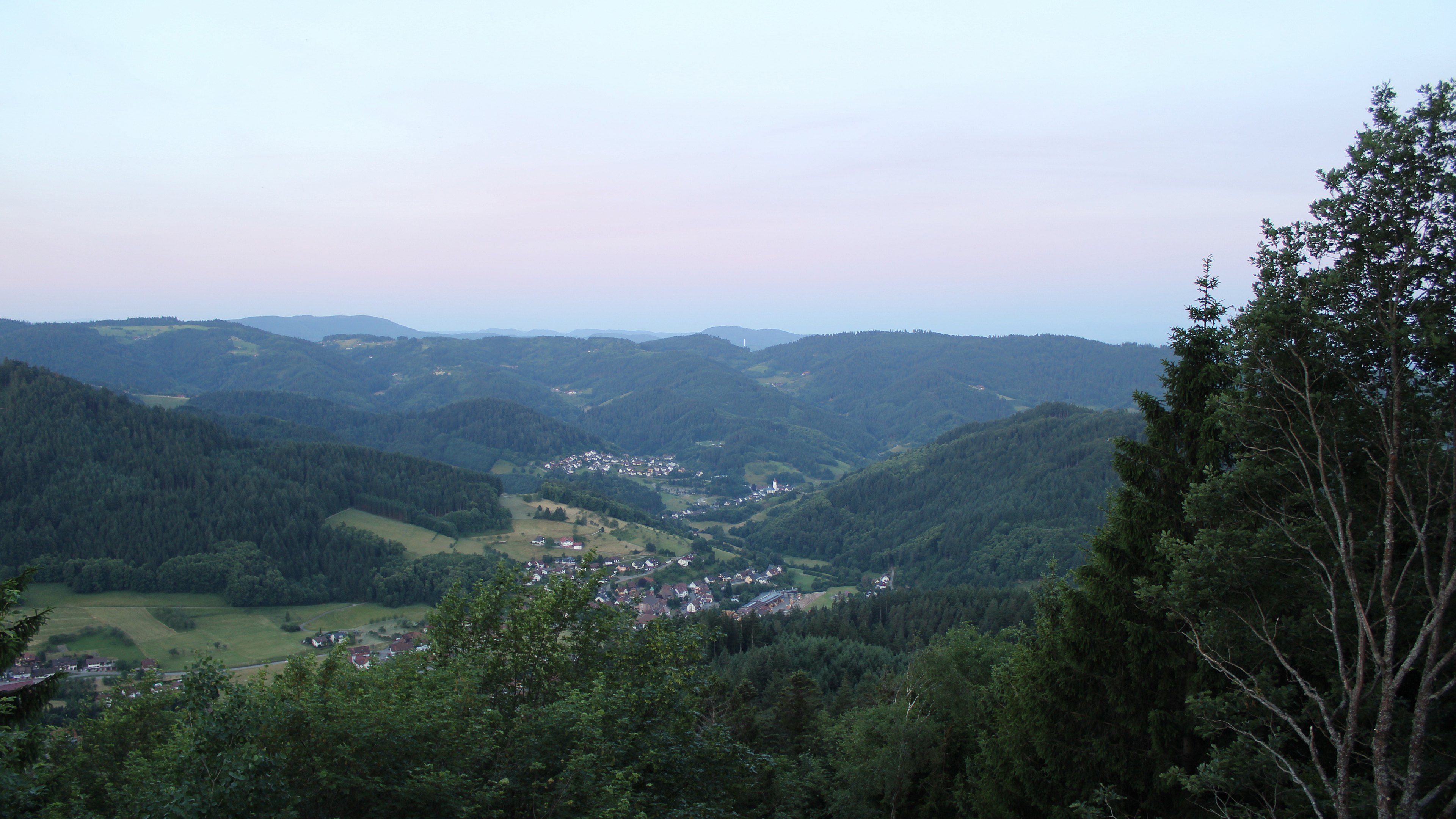 Dieses Bild zeigt eine Webcam-Aufnahme vom Achertal, aufgenommen am Montag, den 08.06.2026 um 05:30 Uhr. Die Temperatur betrug 15.5°C.