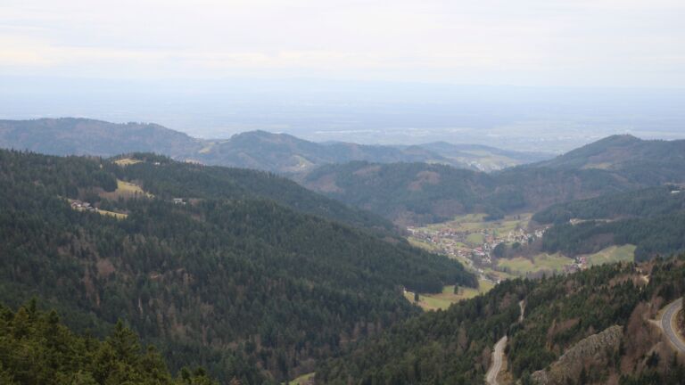 Dieses Bild zeigt eine Webcam-Aufnahme vom Achertal, aufgenommen am Freitag, den 19.12.2025 um 11:50 Uhr. Die Temperatur betrug 7.6°C.