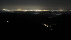 Dieses Bild zeigt eine Webcam-Aufnahme vom Achertal, aufgenommen am Dienstag, den 26.08.2025 um 01:00 Uhr. Die Temperatur betrug 14.3°C.
