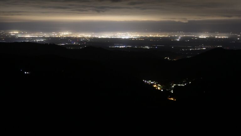 Dieses Bild zeigt eine Webcam-Aufnahme vom Achertal, aufgenommen am Samstag, den 18.10.2025 um 03:30 Uhr. Die Temperatur betrug 5.2°C.