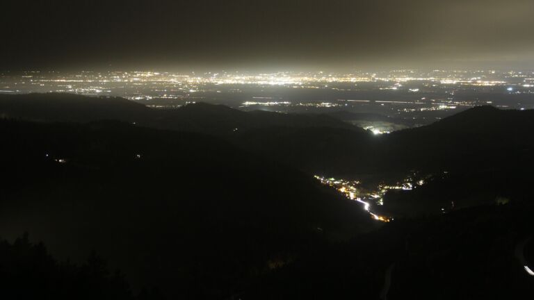 Dieses Bild zeigt eine Webcam-Aufnahme vom Achertal, aufgenommen am Dienstag, den 21.10.2025 um 20:00 Uhr. Die Temperatur betrug 8.6°C.