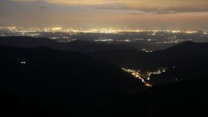 Dieses Bild zeigt eine Webcam-Aufnahme vom Achertal, aufgenommen am Dienstag, den 21.04.2026 um 21:50 Uhr. Die Temperatur betrug 2.4°C.