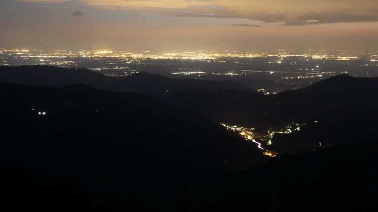 Dieses Bild zeigt eine Webcam-Aufnahme vom Achertal, aufgenommen am Dienstag, den 21.04.2026 um 21:50 Uhr. Die Temperatur betrug 2.4°C.