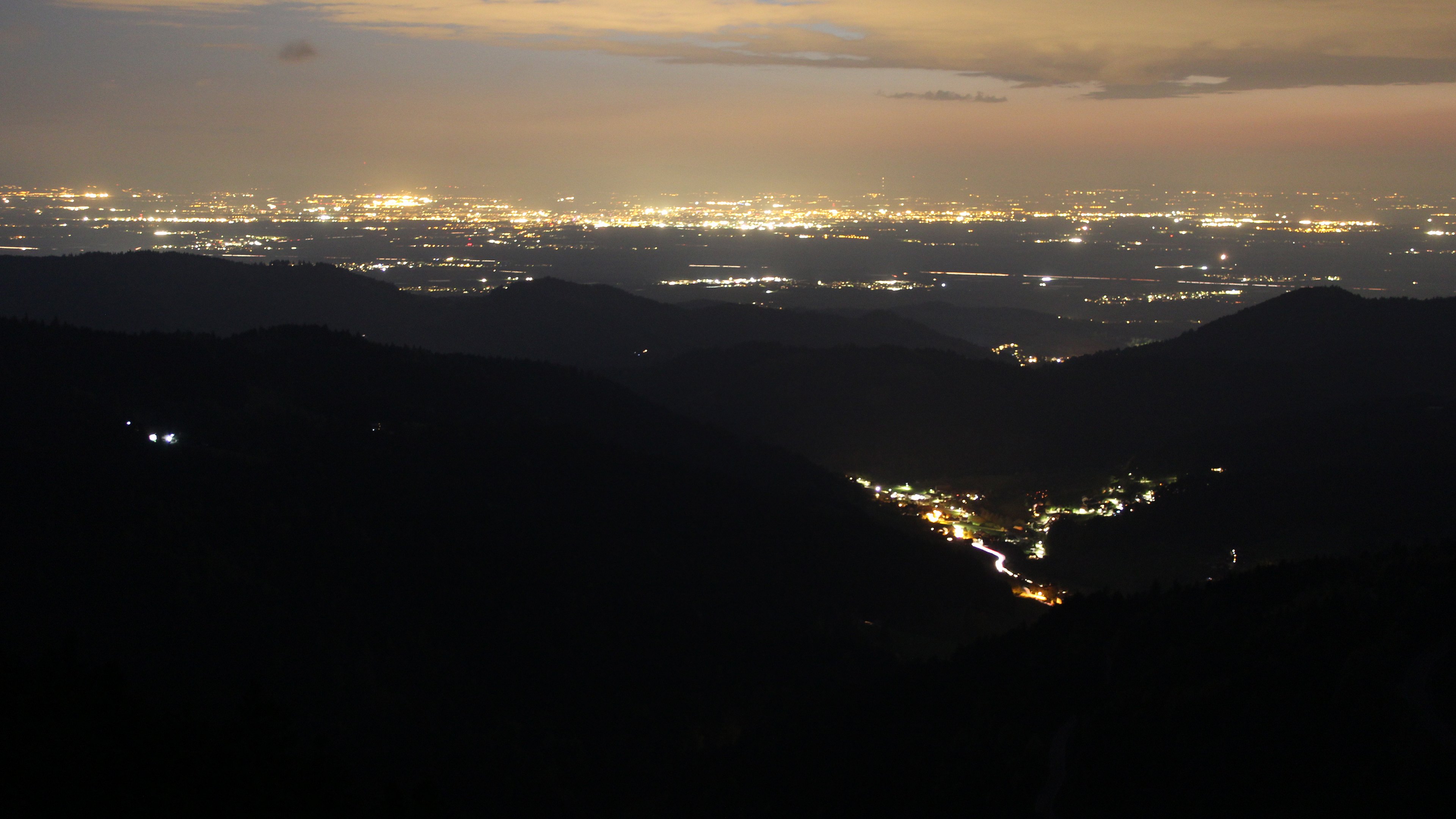 Dieses Bild zeigt eine Webcam-Aufnahme vom Achertal, aufgenommen am Dienstag, den 21.04.2026 um 21:50 Uhr. Die Temperatur betrug 2.4°C.