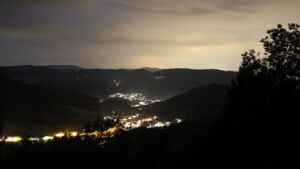 Dieses Bild zeigt eine Webcam-Aufnahme vom Achertal, aufgenommen am Montag, den 17.08.2026 um 22:00 Uhr. Die Temperatur betrug 18.6°C.