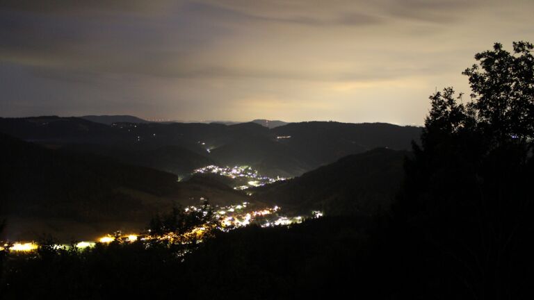Dieses Bild zeigt eine Webcam-Aufnahme vom Achertal, aufgenommen am Montag, den 17.08.2026 um 22:00 Uhr. Die Temperatur betrug 18.6°C.