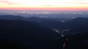 Dieses Bild zeigt eine Webcam-Aufnahme vom Achertal, aufgenommen am Dienstag, den 03.03.2026 um 19:00 Uhr. Die Temperatur betrug 6.8°C.