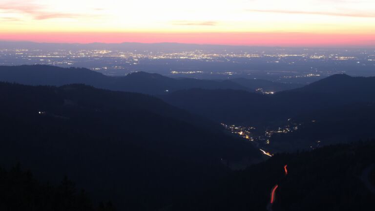 Dieses Bild zeigt eine Webcam-Aufnahme vom Achertal, aufgenommen am Dienstag, den 03.03.2026 um 19:00 Uhr. Die Temperatur betrug 6.8°C.