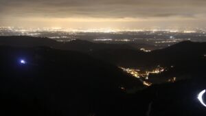 Dieses Bild zeigt eine Webcam-Aufnahme vom Achertal, aufgenommen am Samstag, den 06.12.2025 um 21:30 Uhr. Die Temperatur betrug 3.6°C.