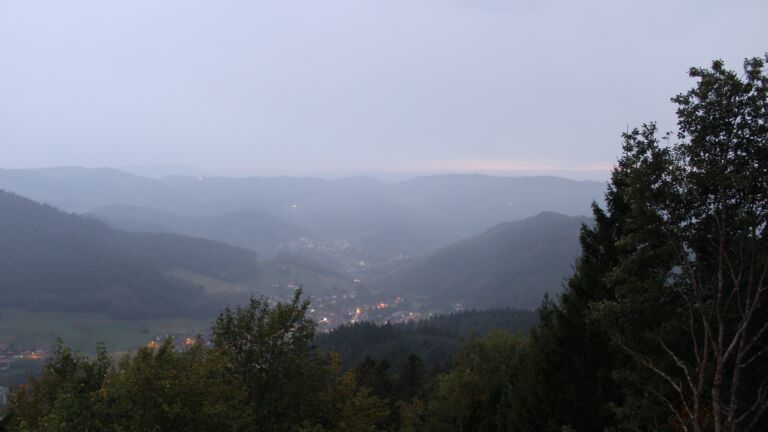 Dieses Bild zeigt eine Webcam-Aufnahme vom Achertal, aufgenommen am Sonntag, den 04.10.2026 um 19:20 Uhr. Die Temperatur betrug 15.2°C.