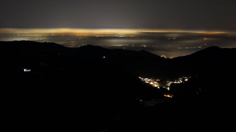 Dieses Bild zeigt eine Webcam-Aufnahme vom Achertal, aufgenommen am Samstag, den 22.11.2025 um 23:00 Uhr. Die Temperatur betrug -4.2°C.