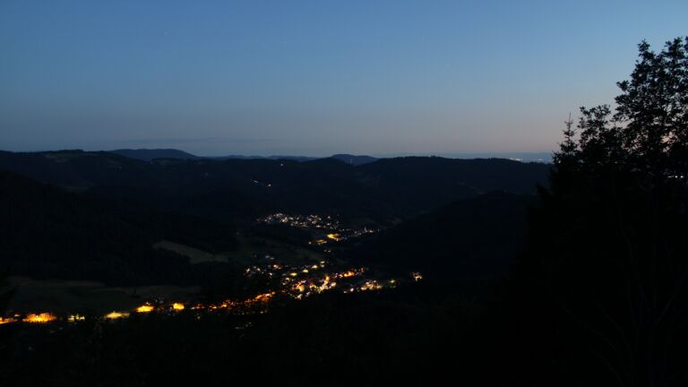 Dieses Bild zeigt eine Webcam-Aufnahme vom Achertal, aufgenommen am Mittwoch, den 01.07.2026 um 22:40 Uhr. Die Temperatur betrug 18.4°C.