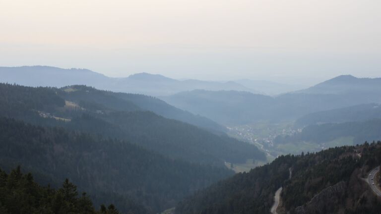 Dieses Bild zeigt eine Webcam-Aufnahme vom Achertal, aufgenommen am Freitag, den 06.03.2026 um 16:50 Uhr. Die Temperatur betrug 11.9°C.