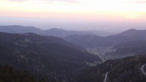 Dieses Bild zeigt eine Webcam-Aufnahme vom Achertal, aufgenommen am Freitag, den 17.04.2026 um 20:30 Uhr. Die Temperatur betrug 12.8°C.