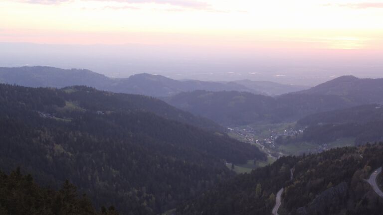 Dieses Bild zeigt eine Webcam-Aufnahme vom Achertal, aufgenommen am Freitag, den 17.04.2026 um 20:30 Uhr. Die Temperatur betrug 12.8°C.