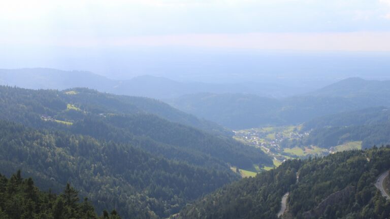Dieses Bild zeigt eine Webcam-Aufnahme vom Achertal, aufgenommen am Freitag, den 22.08.2025 um 17:40 Uhr. Die Temperatur betrug 14°C.