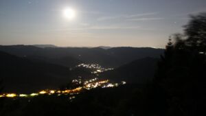 Dieses Bild zeigt eine Webcam-Aufnahme vom Achertal, aufgenommen am Donnerstag, den 23.07.2026 um 23:10 Uhr. Die Temperatur betrug 15.2°C.