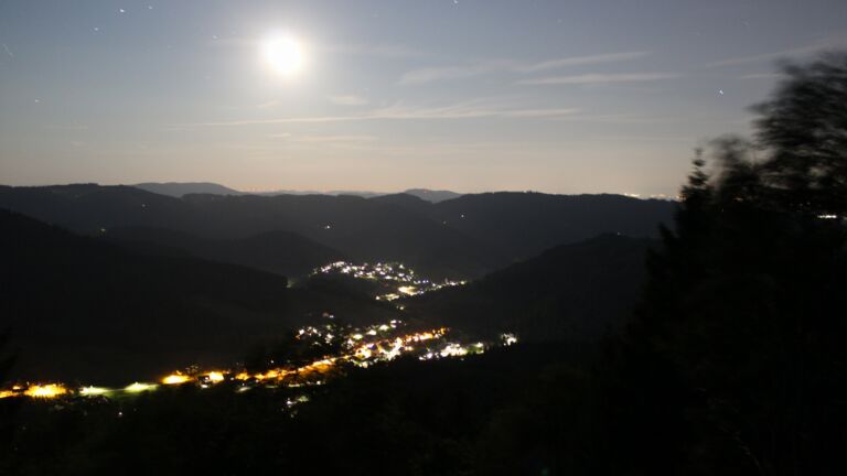 Dieses Bild zeigt eine Webcam-Aufnahme vom Achertal, aufgenommen am Donnerstag, den 23.07.2026 um 23:10 Uhr. Die Temperatur betrug 15.2°C.