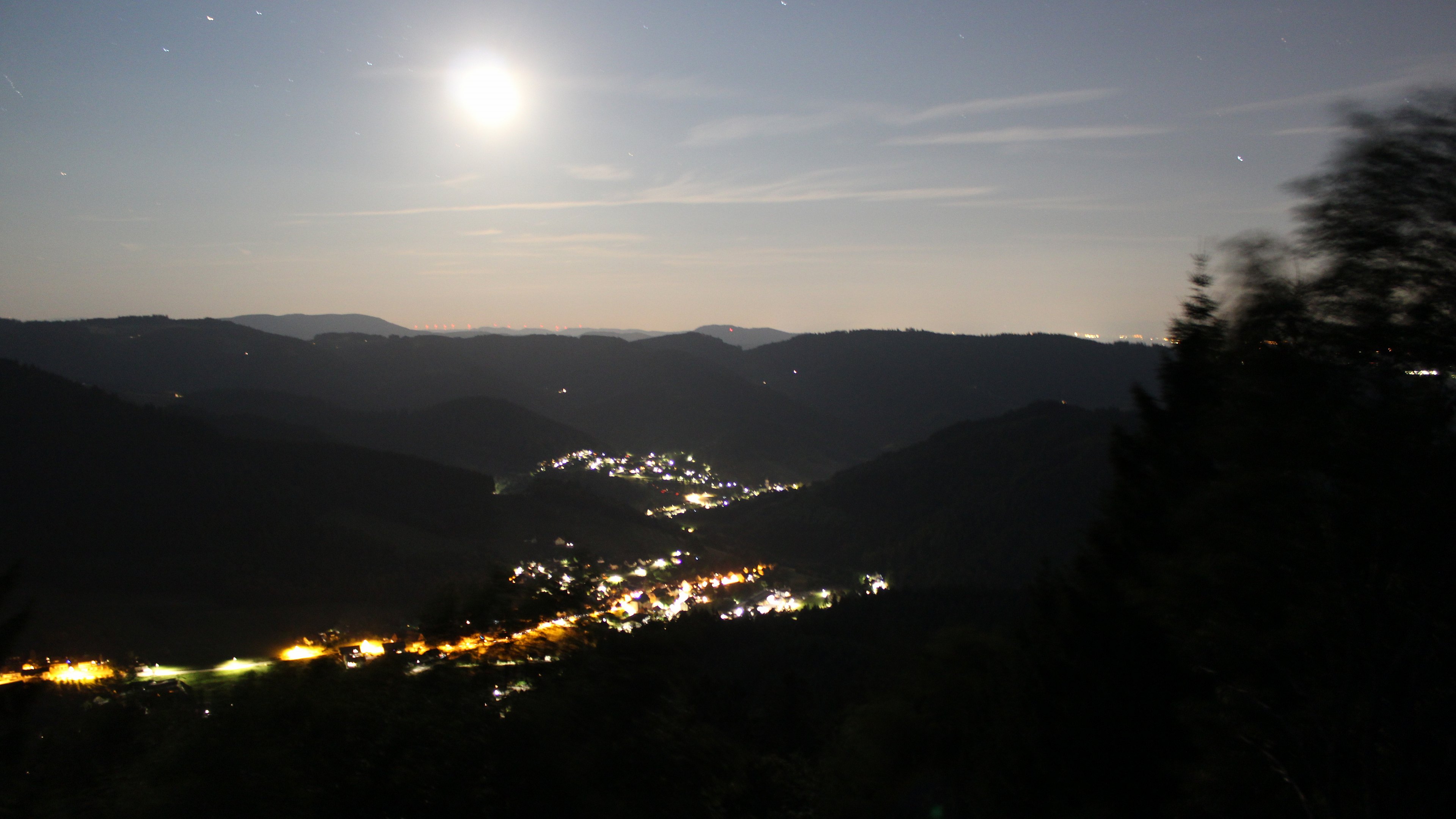 Dieses Bild zeigt eine Webcam-Aufnahme vom Achertal, aufgenommen am Donnerstag, den 23.07.2026 um 23:10 Uhr. Die Temperatur betrug 15.2°C.