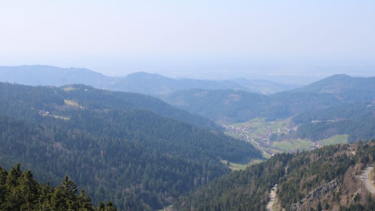 Dieses Bild zeigt eine Webcam-Aufnahme vom Achertal, aufgenommen am Mittwoch, den 18.03.2026 um 13:30 Uhr. Die Temperatur betrug 4.8°C.