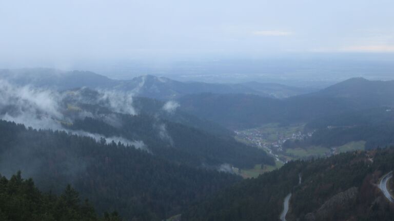 Dieses Bild zeigt eine Webcam-Aufnahme vom Achertal, aufgenommen am Sonntag, den 16.11.2025 um 16:20 Uhr. Die Temperatur betrug 5.9°C.