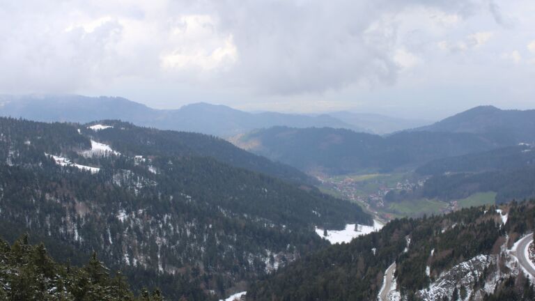 Dieses Bild zeigt eine Webcam-Aufnahme vom Achertal, aufgenommen am Mittwoch, den 01.04.2026 um 12:40 Uhr. Die Temperatur betrug 1.7°C.