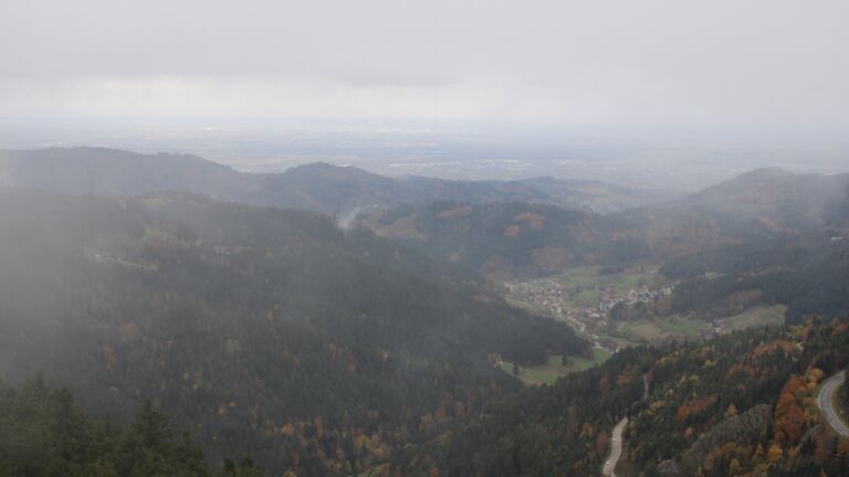 Dieses Bild zeigt eine Webcam-Aufnahme vom Achertal, aufgenommen am Sonntag, den 26.10.2025 um 11:10 Uhr. Die Temperatur betrug 0.6°C.