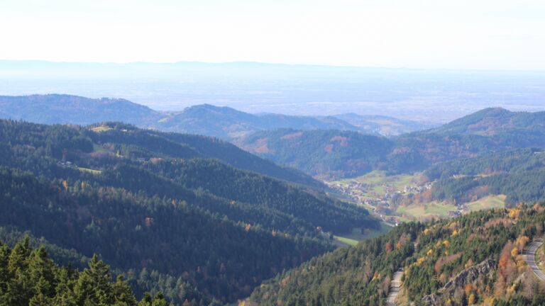 Dieses Bild zeigt eine Webcam-Aufnahme vom Achertal, aufgenommen am Dienstag, den 04.11.2025 um 13:40 Uhr. Die Temperatur betrug 12.1°C.