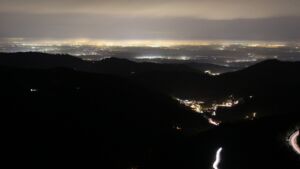 Dieses Bild zeigt eine Webcam-Aufnahme vom Achertal, aufgenommen am Samstag, den 20.12.2025 um 20:00 Uhr. Die Temperatur betrug 8.9°C.