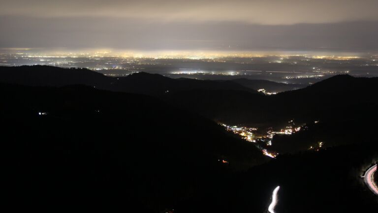 Dieses Bild zeigt eine Webcam-Aufnahme vom Achertal, aufgenommen am Samstag, den 20.12.2025 um 20:00 Uhr. Die Temperatur betrug 8.9°C.