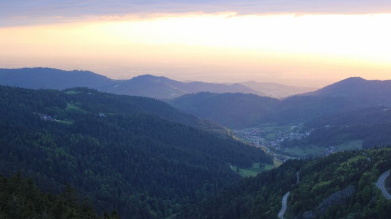 Dieses Bild zeigt eine Webcam-Aufnahme vom Achertal, aufgenommen am Montag, den 12.05.2025 um 20:30 Uhr. Die Temperatur betrug 12.6°C.