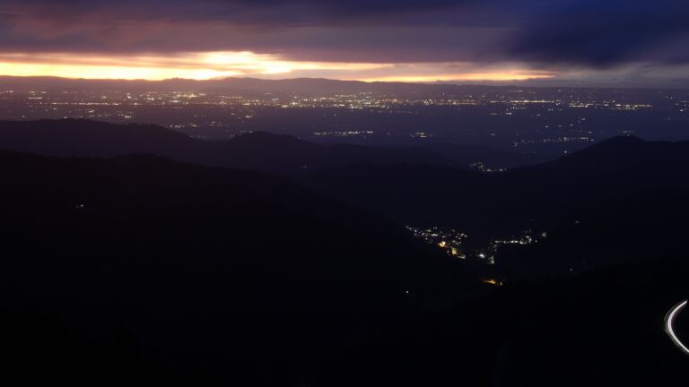 Dieses Bild zeigt eine Webcam-Aufnahme vom Achertal, aufgenommen am Samstag, den 15.11.2025 um 17:30 Uhr. Die Temperatur betrug 8.6°C.