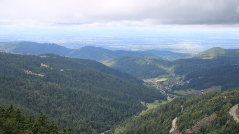 Dieses Bild zeigt eine Webcam-Aufnahme vom Achertal, aufgenommen am Samstag, den 30.08.2025 um 12:20 Uhr. Die Temperatur betrug 12°C.