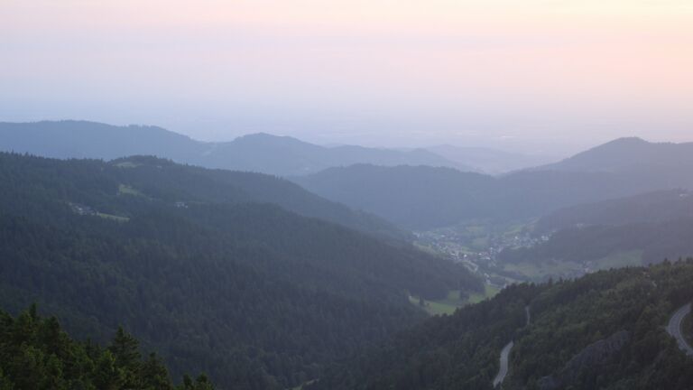 Dieses Bild zeigt eine Webcam-Aufnahme vom Achertal, aufgenommen am Montag, den 09.06.2025 um 21:00 Uhr. Die Temperatur betrug 13.4°C.