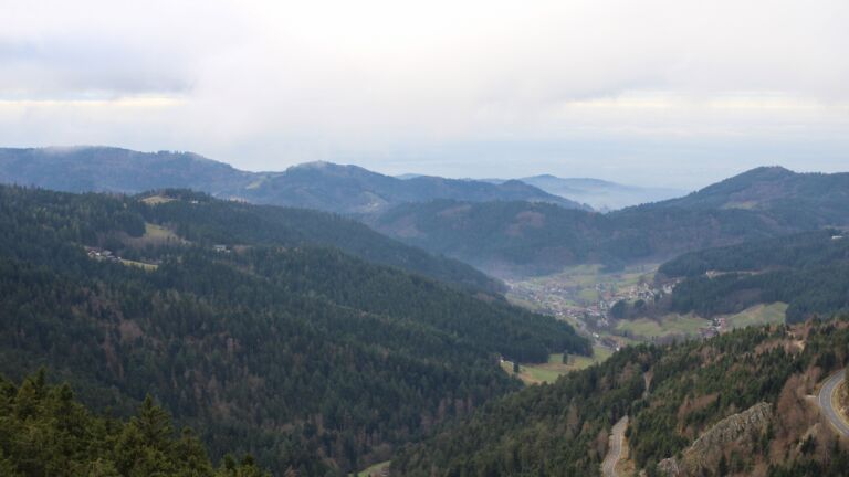 Dieses Bild zeigt eine Webcam-Aufnahme vom Achertal, aufgenommen am Donnerstag, den 04.12.2025 um 13:10 Uhr. Die Temperatur betrug 2.6°C.