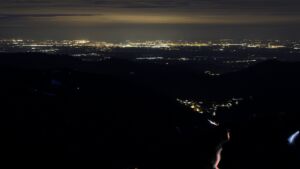 Dieses Bild zeigt eine Webcam-Aufnahme vom Achertal, aufgenommen am Freitag, den 03.04.2026 um 21:00 Uhr. Die Temperatur betrug 5.3°C.